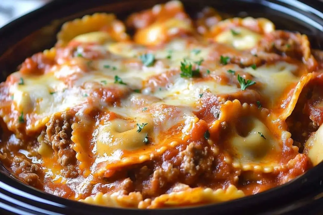 Let’s talk comfort food that’s also ridiculously easy. This Crockpot Ravioli Lasagna is perfect for those nights when you want lasagna but without the hassle. It’s got all the good stuff—cheesy ravioli, hearty beef, and layers of melty goodness—all cooked to perfection in your slow cooker. The best part? It only takes minutes to prep!